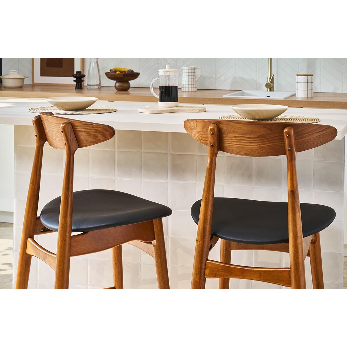 BARHOCKER Vintage Nussbaum PU Schwarz 65 cm 2er-Set WALFORD - Walnussfarben, Holz (51/98/52cm) - Miliboo