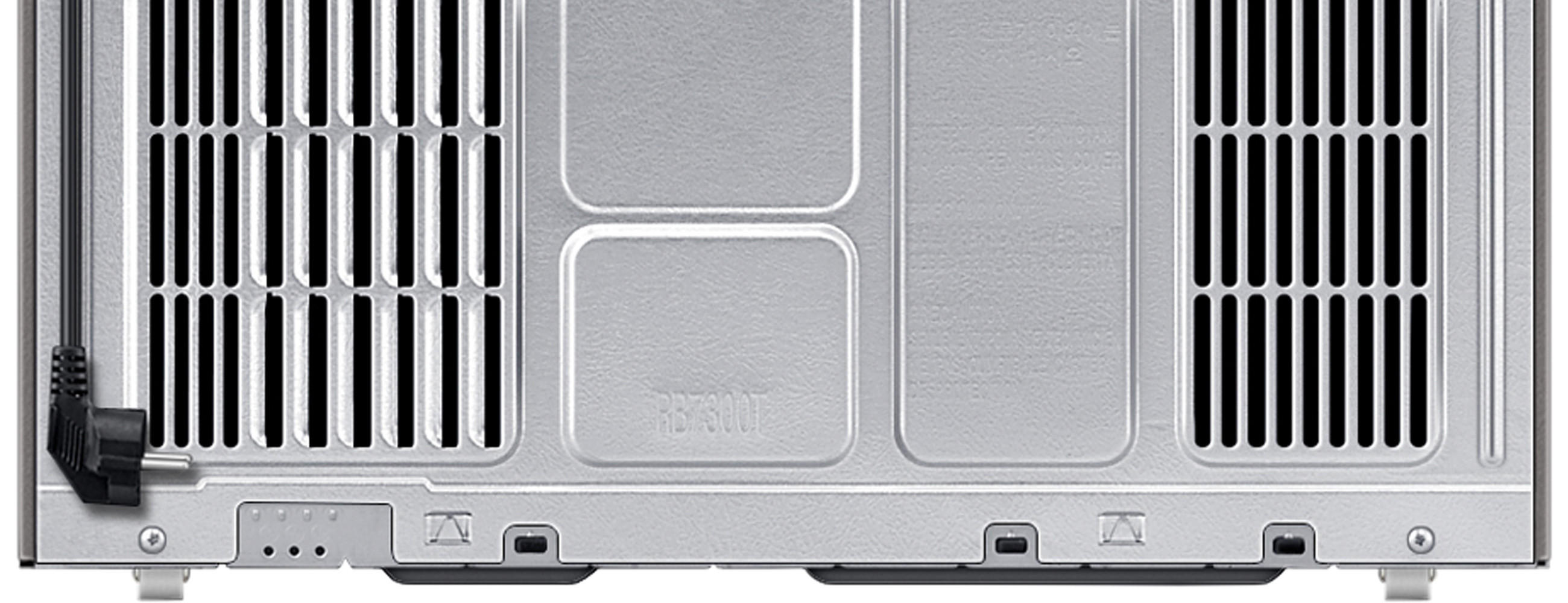 Nahaufnahme der Rückseite eines Kühlschrank mit Verkleidung über Lüftung und Ablaufbehälter.