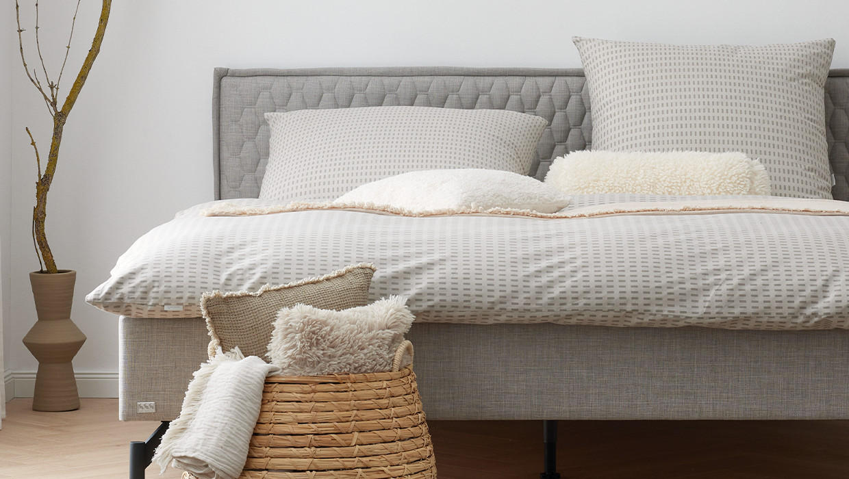 béžové obliečky, spálňa v škandinávskom štýle, prútený kôš