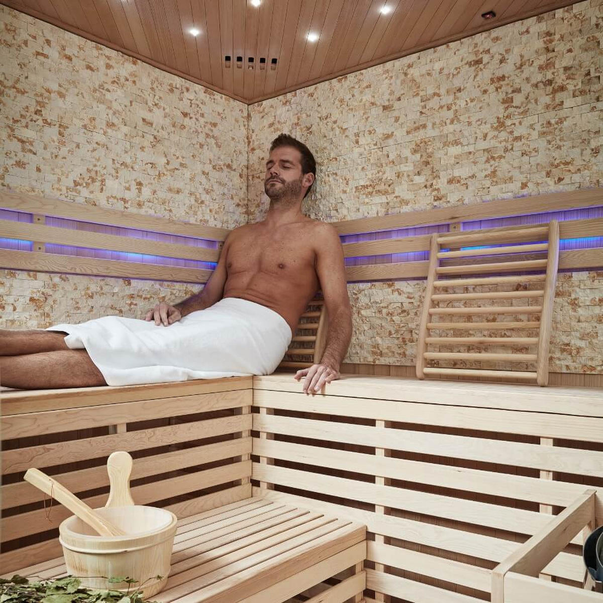 TRADITIONELLE Sauna mit Kunststeinwand SKYLINE BIG XL - 200 x 200 cm für 6 Personen - Naturfarben, Holz (200/210/200cm) - Home Deluxe