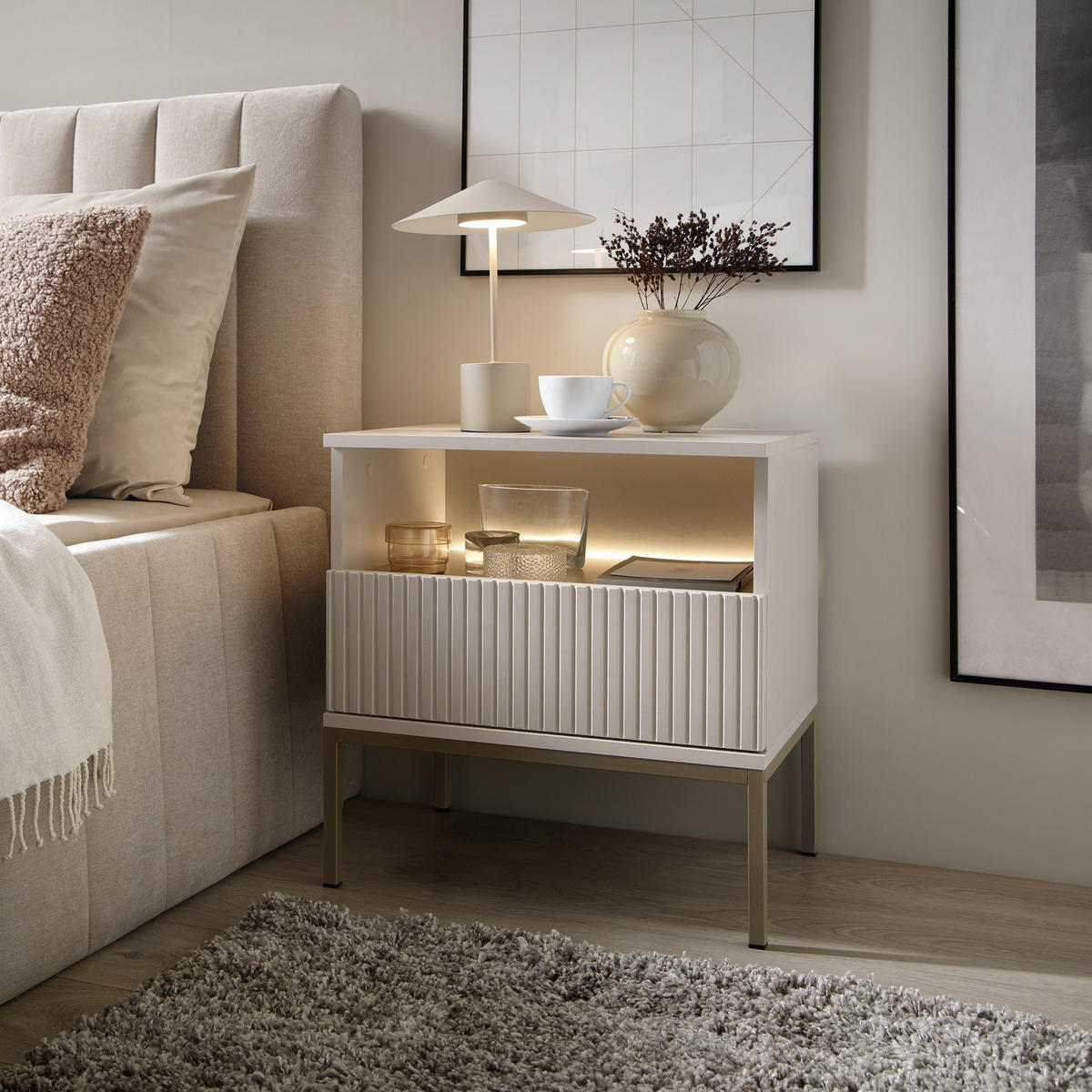 MODERNER Geriffelter Nachttisch LAGOS SN1SZ (Kaschmir Matt, LED, Champagner Gestell, Push to Open) - Kaschmir/Champagner, Holz/Holzwerkstoff (54/56/39cm) - Ravio