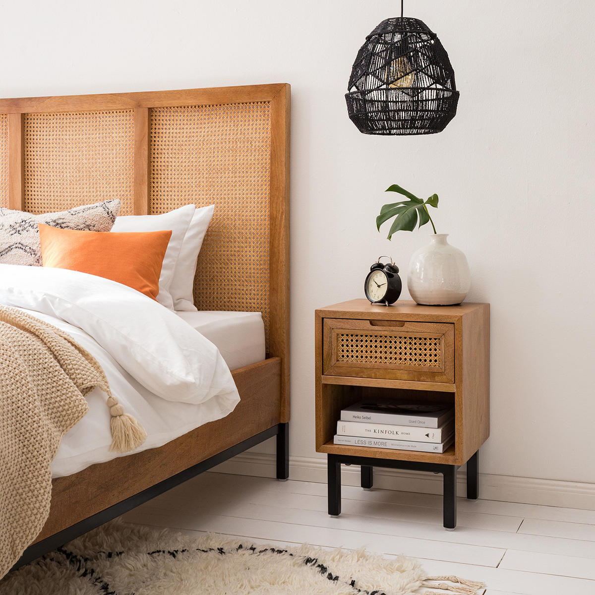 NACHTKOMMODE - Mango massiv / Wiener Geflecht - Beige/Schwarz, Naturmaterialien (40/55/35cm) - home24