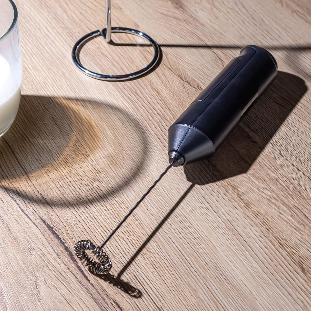 ELEKTRISCHER MILCHAUFSCHÄUMER mit Halterung - Schwarz, Kunststoff (3.5/3.5/22.4cm) - Intirilife