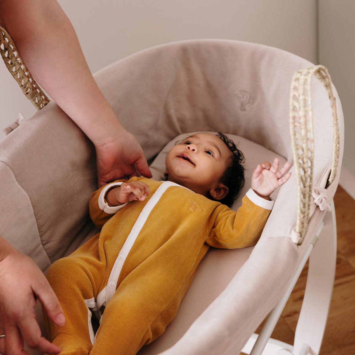 BABYTRAGEKORB mit weißem Gestell braun - Haselnussfarben, Naturmaterialien (29/78cm) - Premiers Moments