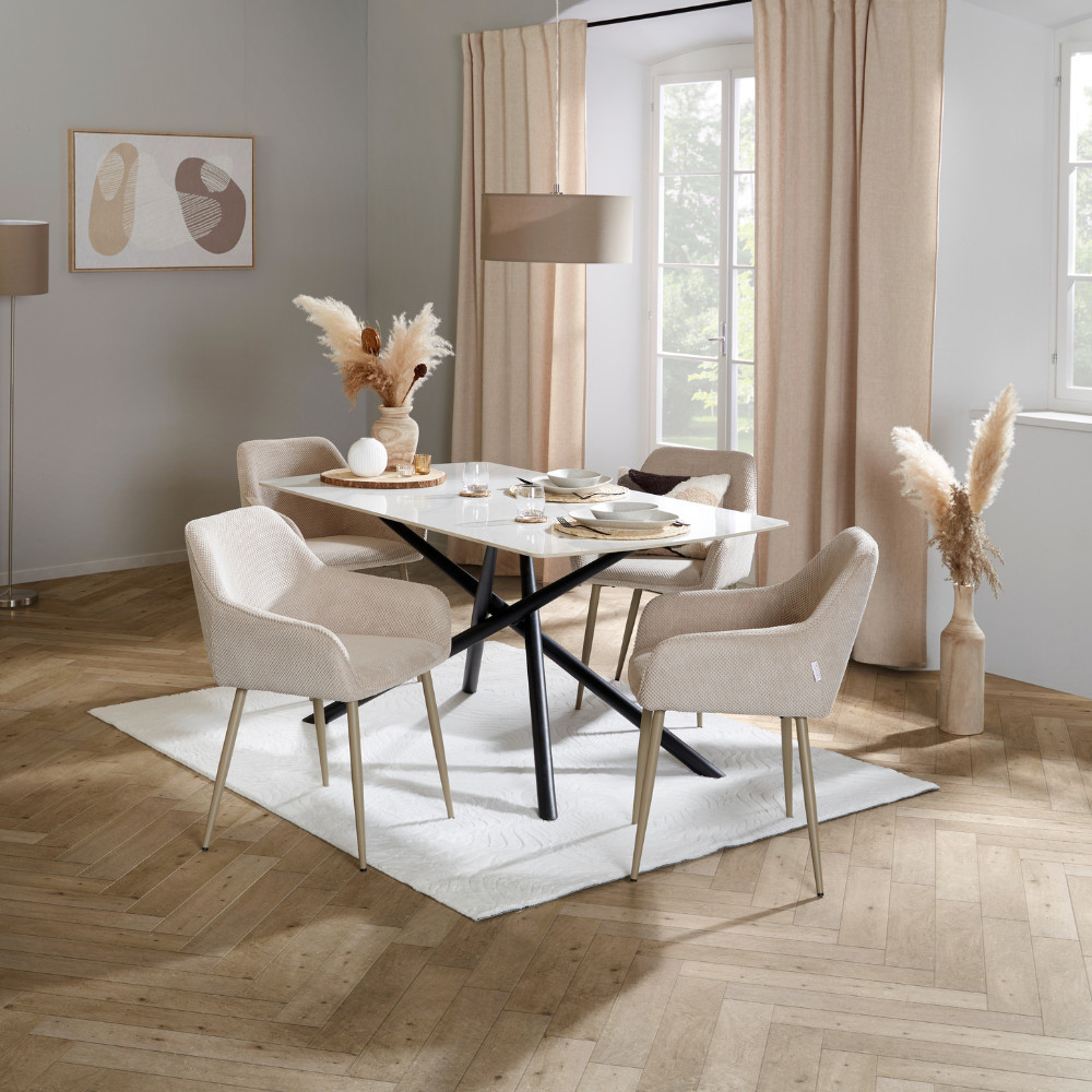 Esszimmerserie mit cremefarbenen Stühlen und einem Esstisch in der Mitte