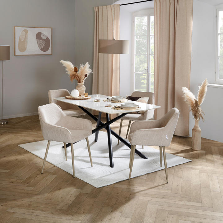 Esszimmerserie mit cremefarbenen Stühlen und einem Esstisch in der Mitte