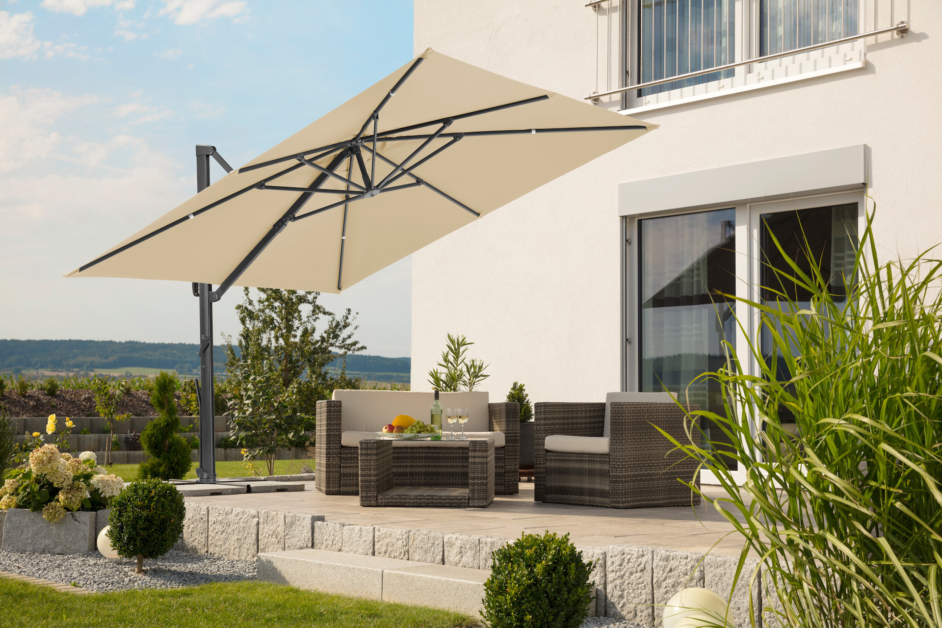 ratanový nábytok, záhradné sedenie, béžový slnečník, slnečník s bočným zavesením