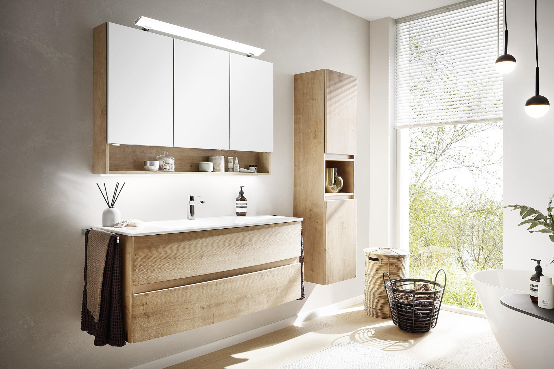 Helles und modernes Badezimmer mit einem grossen Waschbecken und einem Spiegelschrank