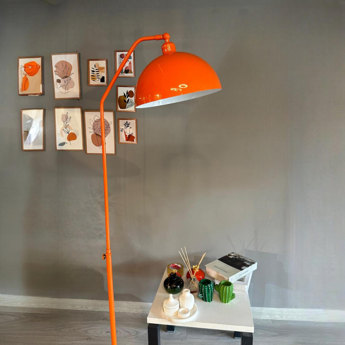 STEHLAMPE Helvik aus Metall mit E27, verstellbarer Lampenschirm - Orange, Metall (37/37/170cm) - Bamyum