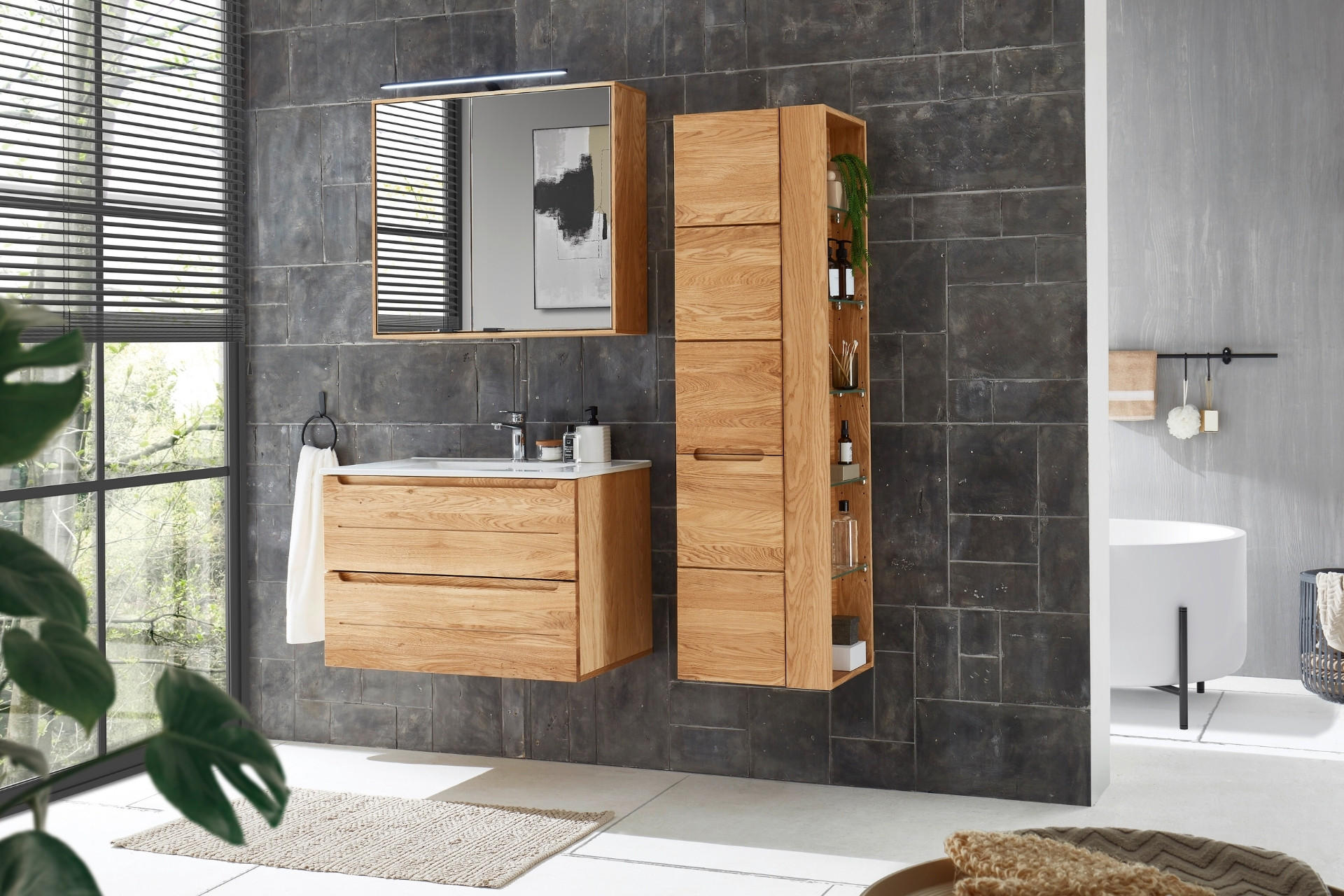 Grosse Badezimmermöbel aus Holz mit einem Spiegelschrank