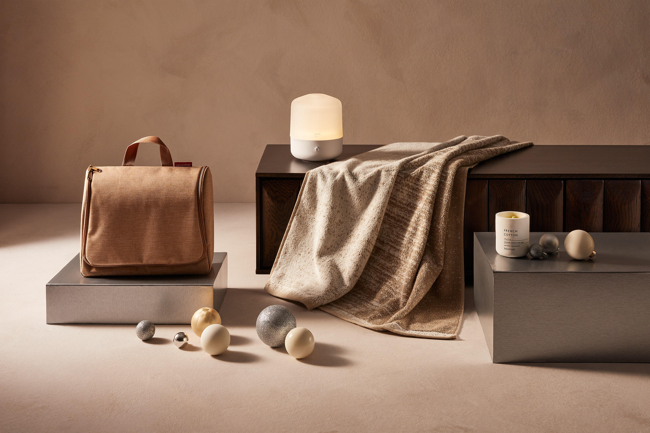 Saunatuch mit Badetasche in weihnachtlichem Flair mit Christbaumkugeln