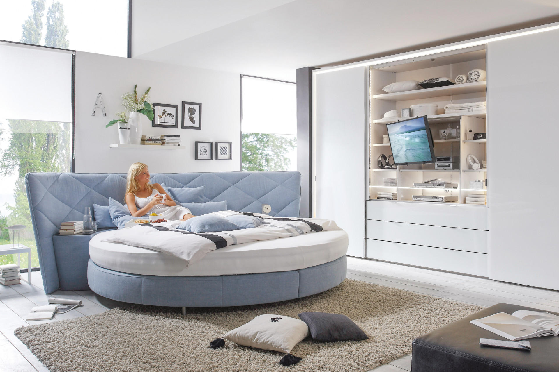Fernseher im Kleiderschrank verstecken