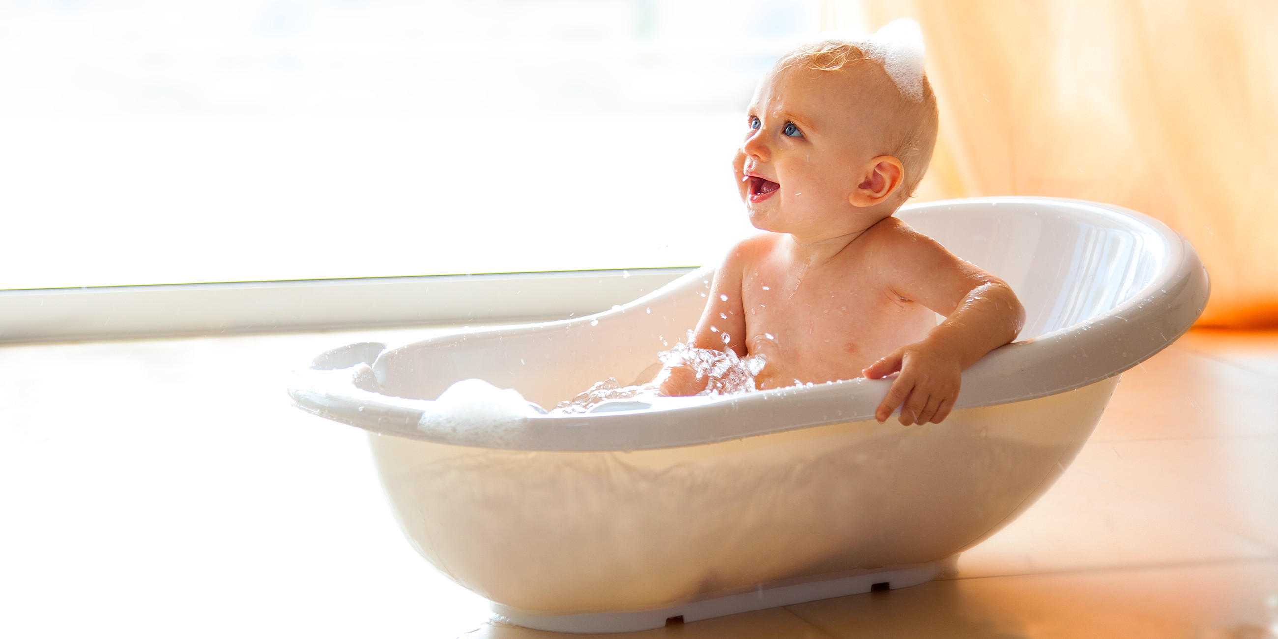 baby in einer Babybadewanne