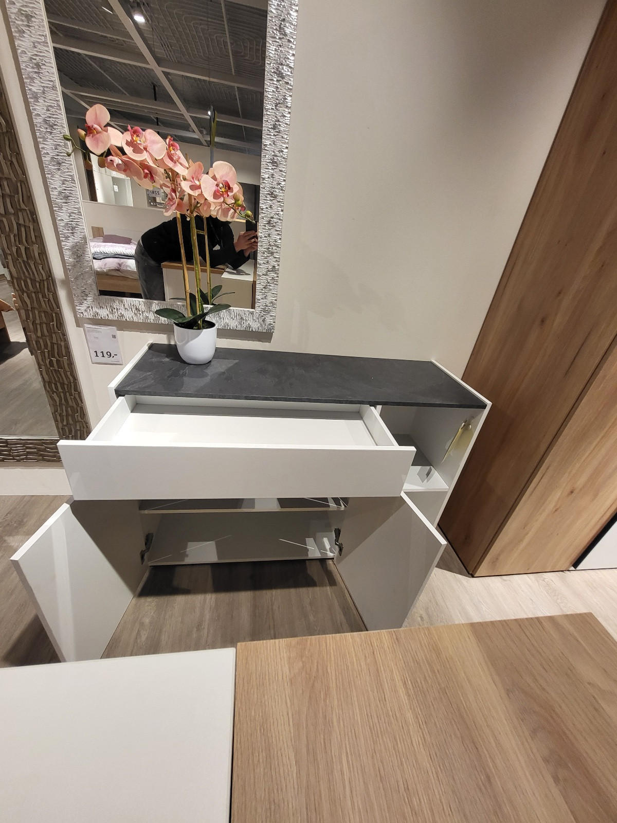 Široka komoda YES bela visok sijaj, antracit - razstavni eksponat - Voleo