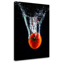 WANDBILD, Eine Tomate die vor schwarzem Hintergrund ins Wasser fällt - Rot, Textil (20/30cm) - Feeby