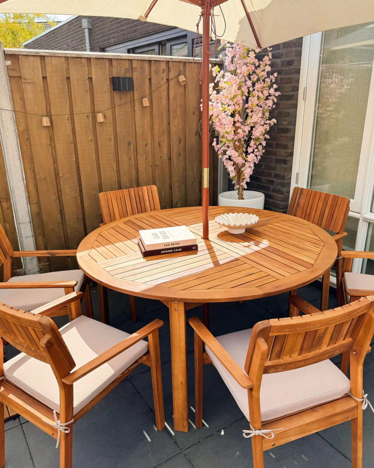 GARTENMÖBEL-SET 6-Sitzer Heller Holzfarbton mit Sonnenschirm Agello - Hellbraun/Beige, Holz - Beliani