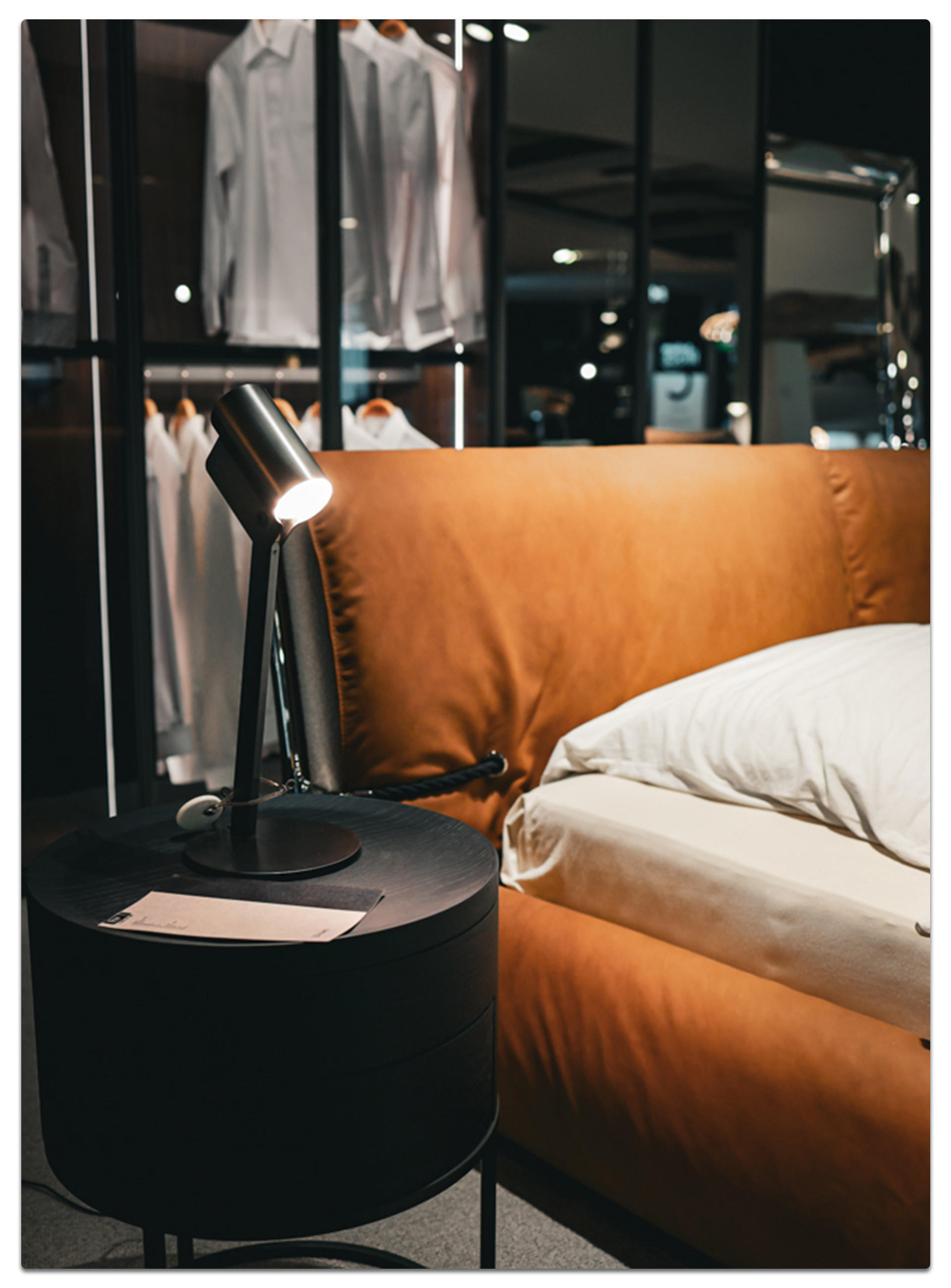 Ein Bett mit einer stilvollen Lampe