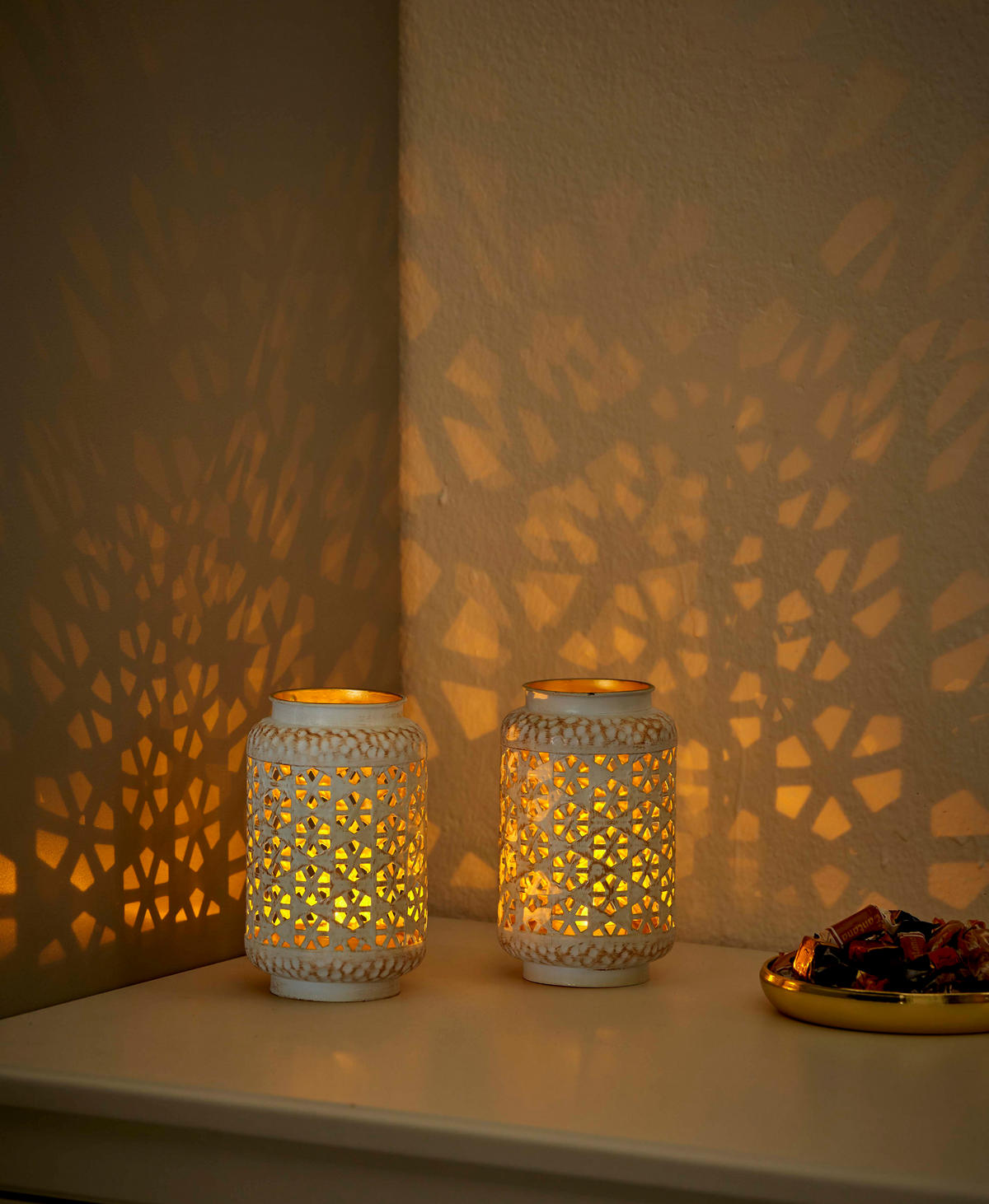 WINDLICHT Orientalisch - stilvolles Design mit faszinierendem Schattenspiel für gemütliche Atmosphäre, 2er-Set - Weiß, Metall (9/15/9cm) - Northpoint