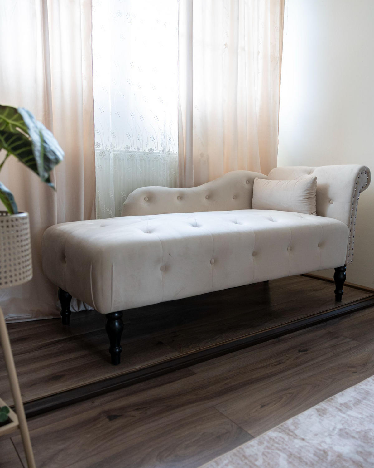 ČALOUNĚNÉ LEHÁTKO CHAISE LONGUE PRAVOSTRANNÉ Sametová látka Světle béžové Ivry - černá/béžová, textil (152/72/62cm) - Beliani