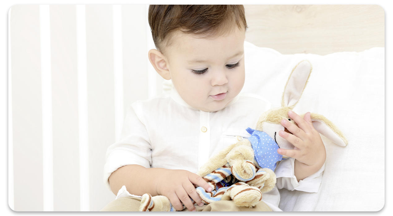 Baby mit Kuscheltier