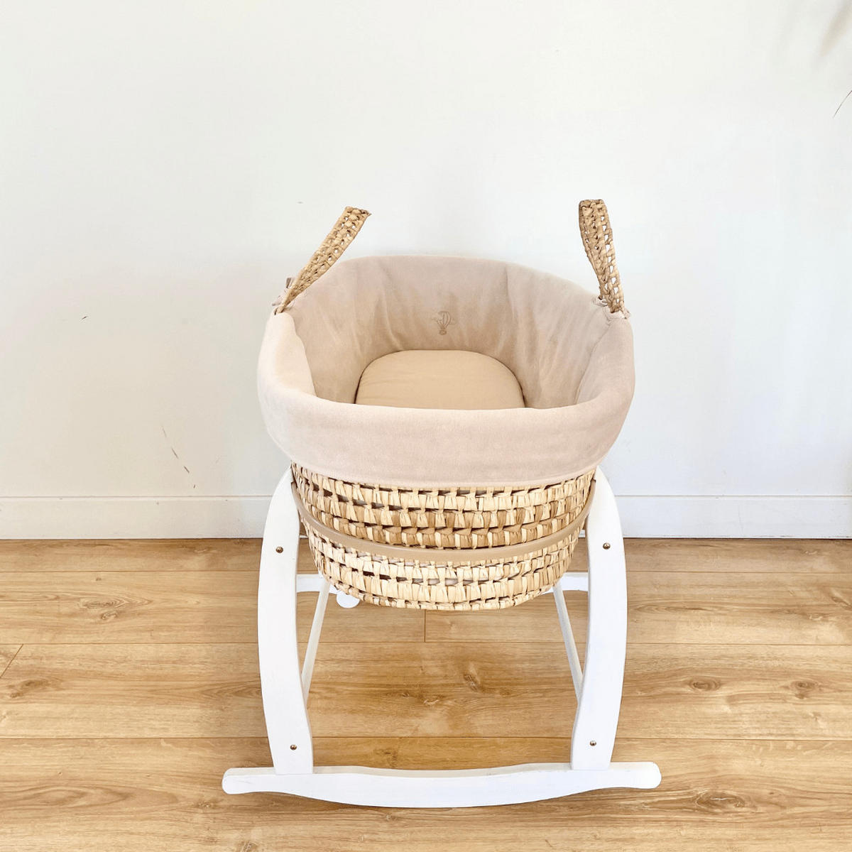 BABYTRAGEKORB mit weißem Gestell braun - Haselnussfarben, Naturmaterialien (29/78cm) - Premiers Moments