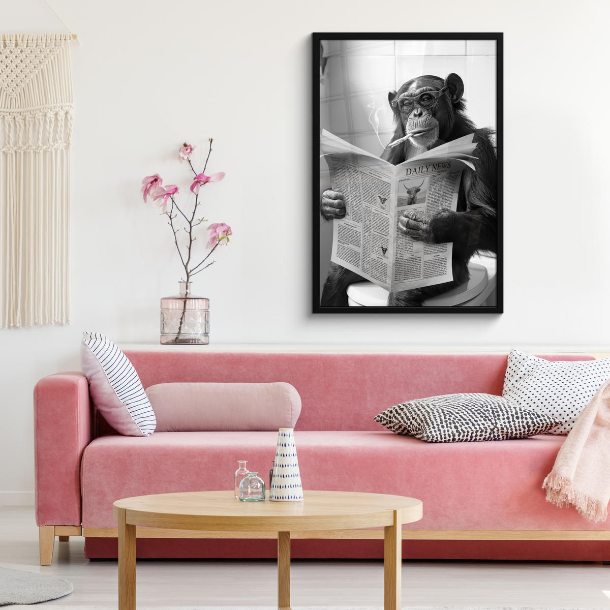 ZARÁMOVANÝ PLAGÁT Opica - WC - Noviny - Čiernobiele - Humor 60x90 cm - svetlosivá, papier (60/90cm) - MuchoWow
