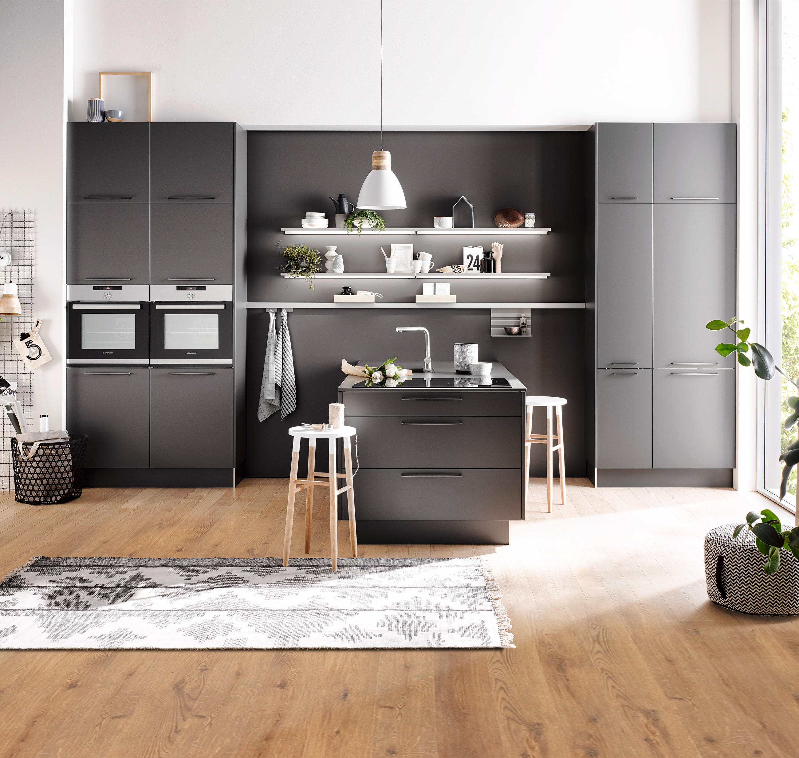 Moderne Küche in schwarz mit Kücheninsel