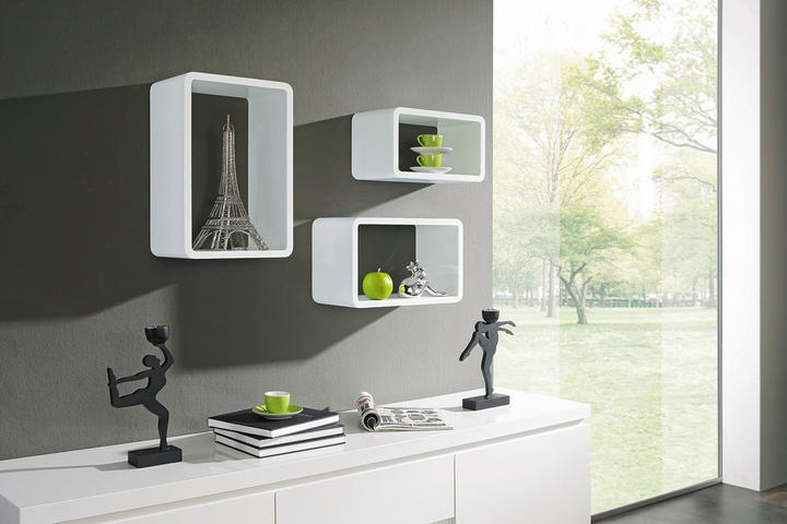 sada nástenných políc, biele nástenné police, svietniky v tvare baletky, zelené kávové šálky