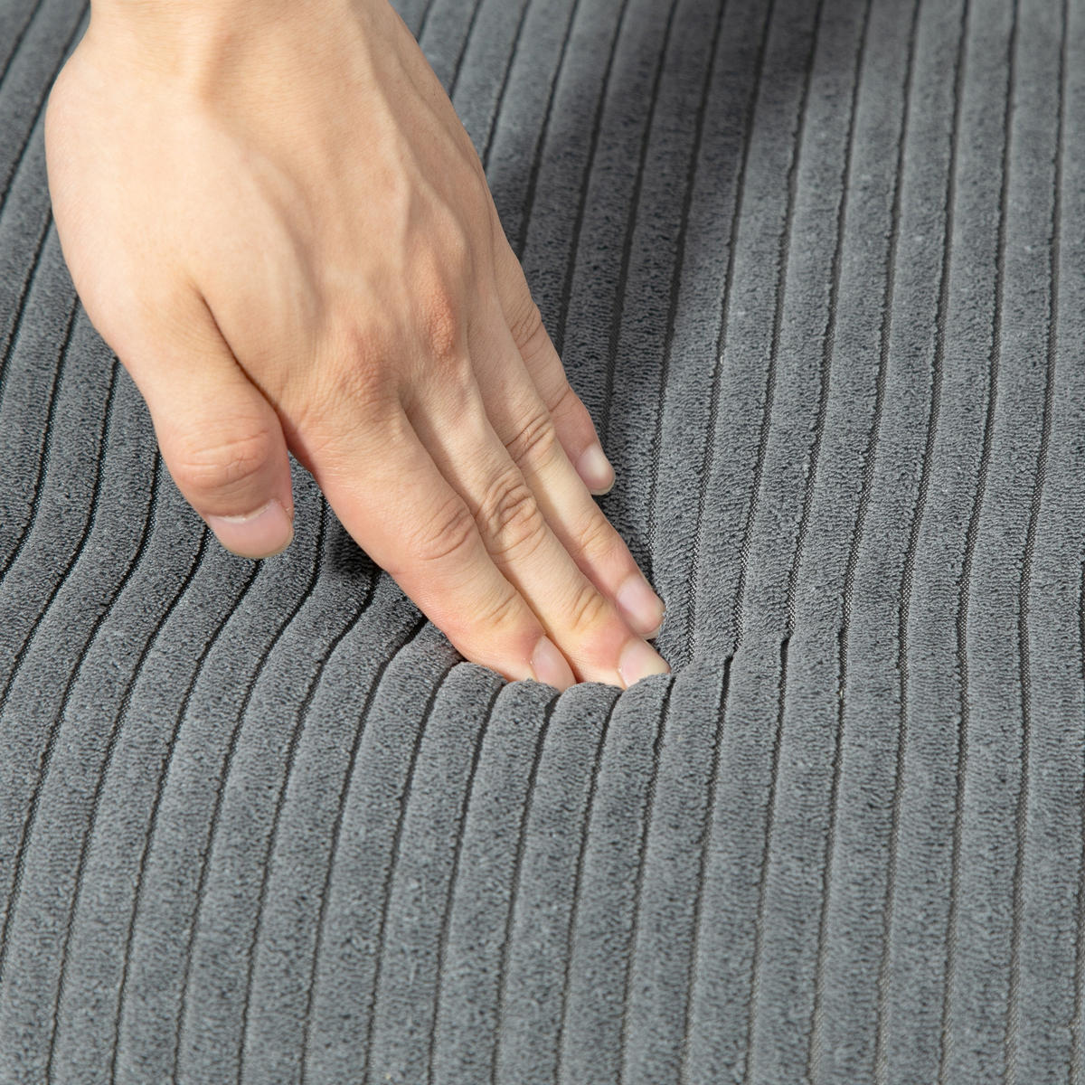 2-SITZER-SOFA DE-06461 mit Samtbezug & Holzrahmen Grau - Grau, Holz/Textil (117/77/56.5cm) - ComfortXL