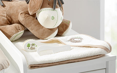 Babyhandtuch, Bürste und Kamm