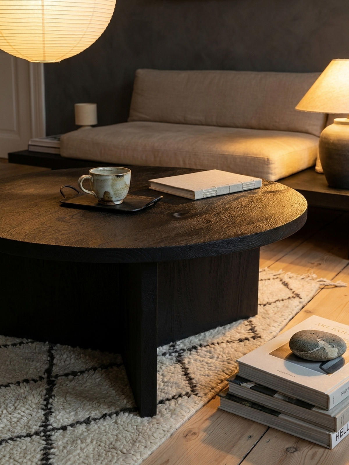 COUCHTISCH rund in Schwarz, aus Massivholz Mango, 60x60x33cm, Dreibein-Design, mit Naturholzmaserung - Schwarz, Holz (60/60/33cm) - KADIMA DESIGN