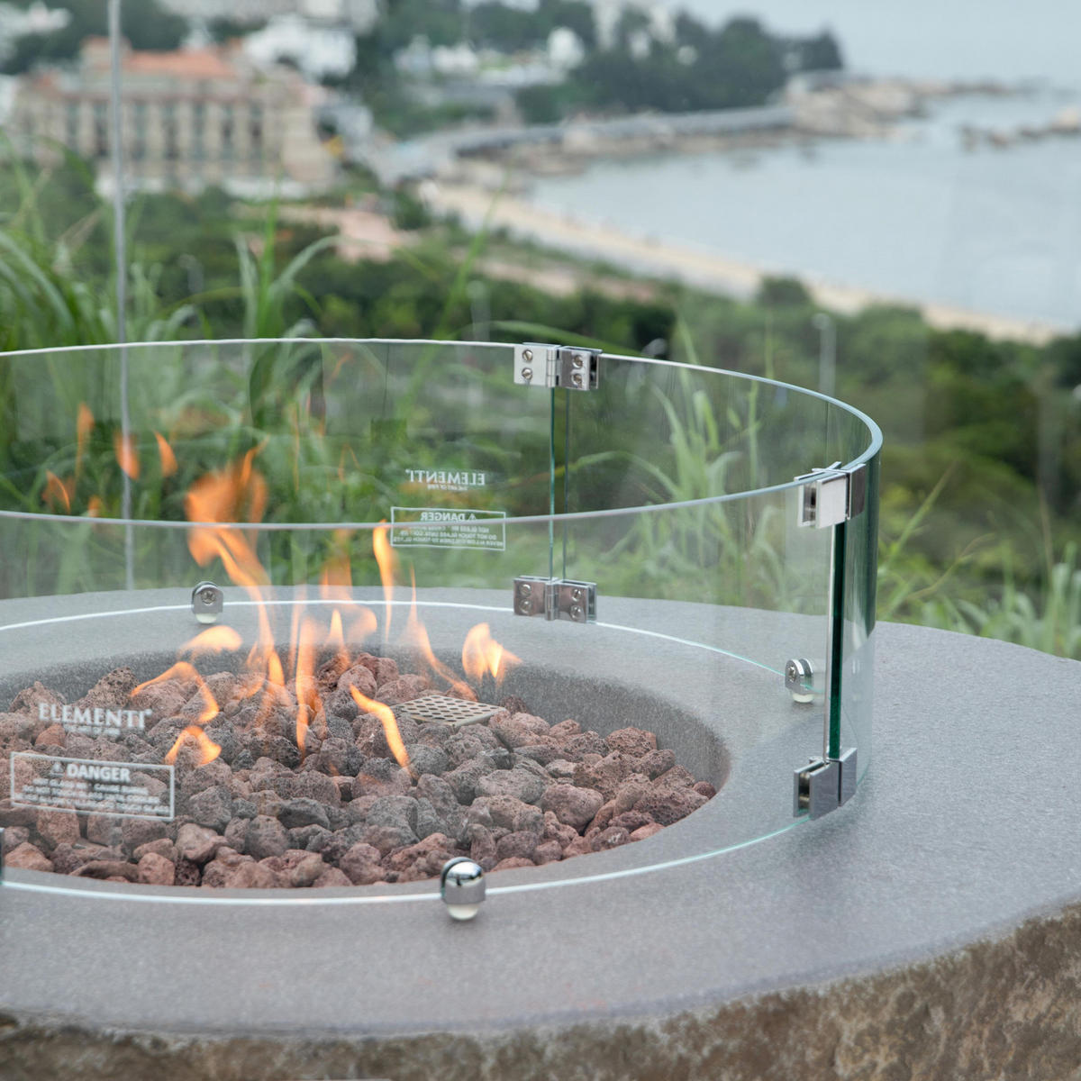 FEUERTISCH Boulder Gasfeuerstelle aus GF-Beton - 4-tlg. Set inkl. Glasumrandung, Brennerabdeckung und Gasflaschen-Abdeckung - Naturfarben, Naturmaterialien (89/41/110cm) - Elementi