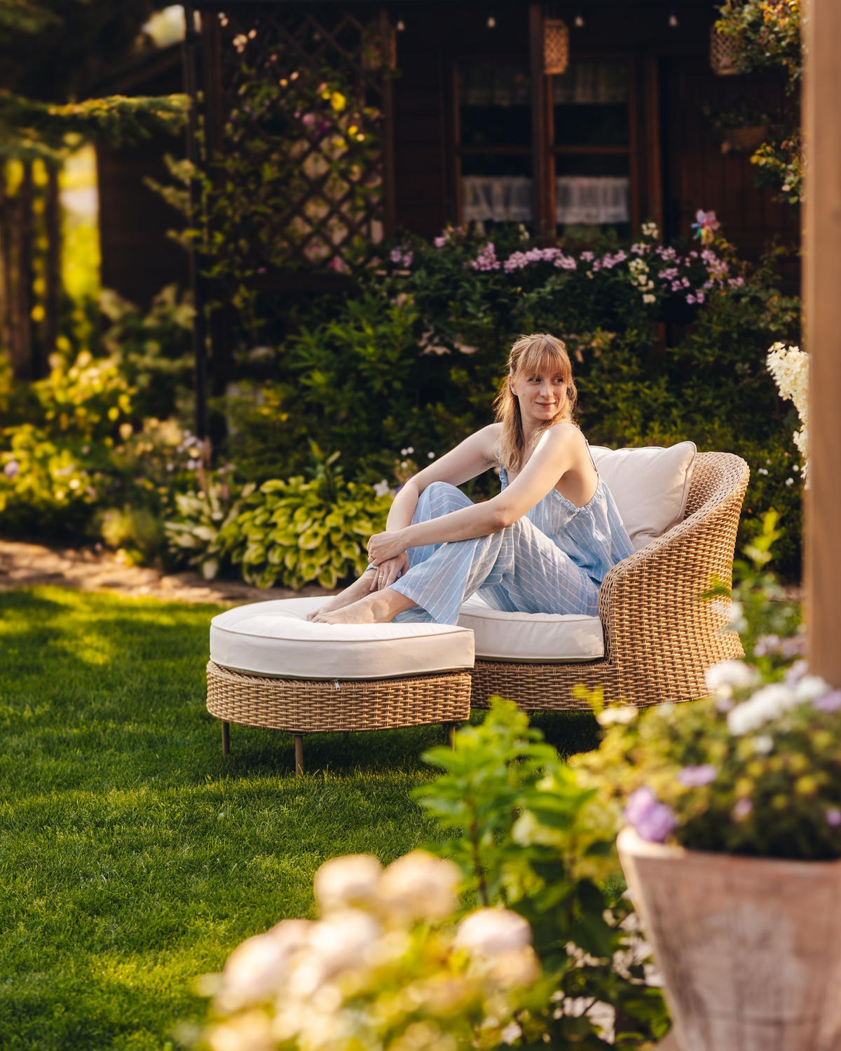 GARTENSESSEL mit Ottomane Polyrattan Beige Arcille - Beige, Kunststoff (80/80/93cm) - Beliani