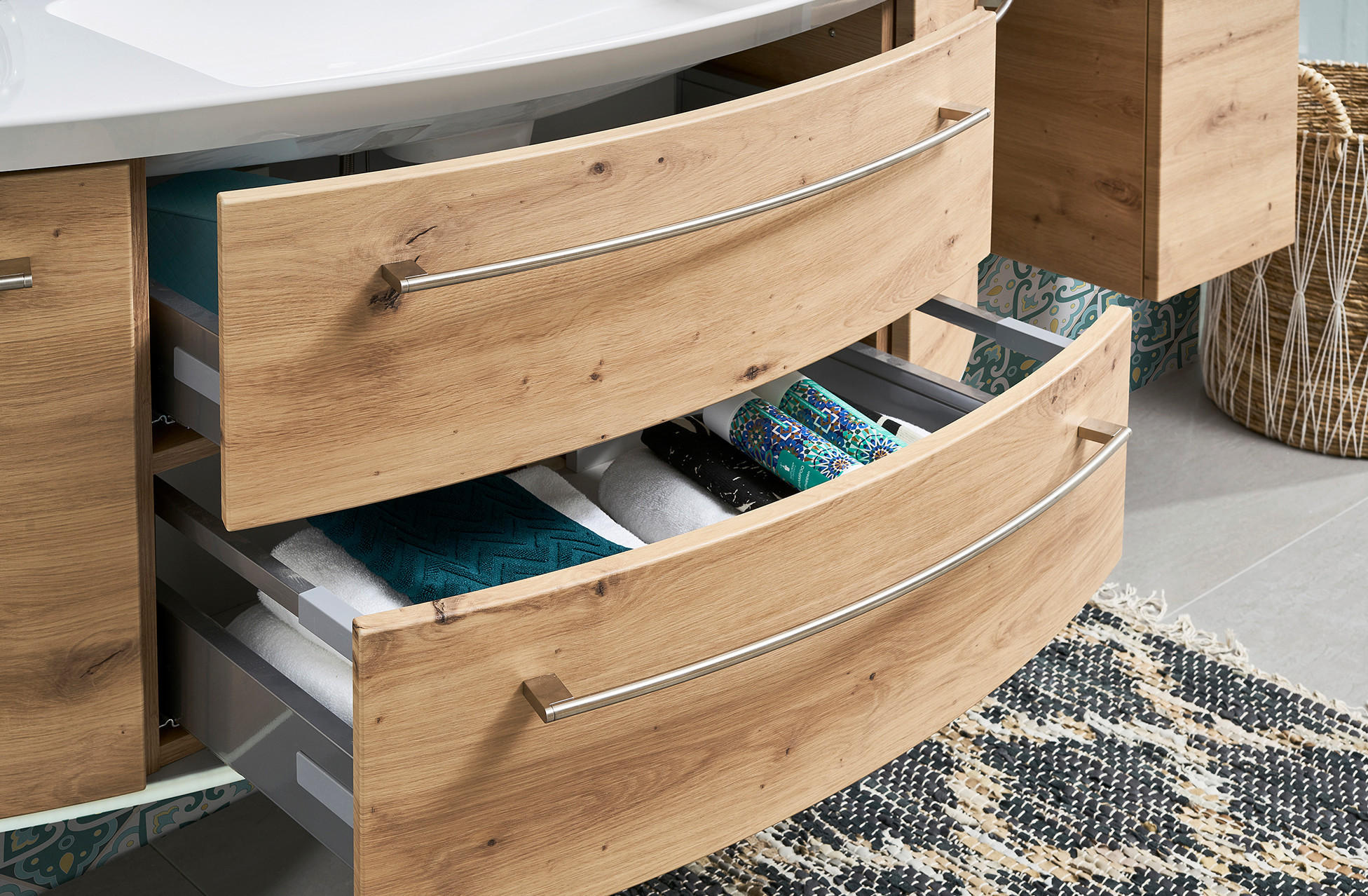 otvorený šúflík v kúpeľni, zásuvka s uterákmi