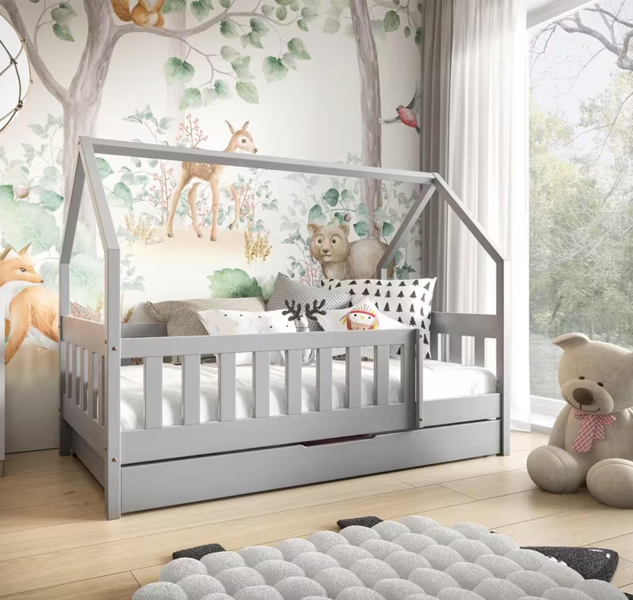 Kinderzimmer mit Hausbett, Wand mit Tier- und Pflanzenmotiven, Regal mit Spielzeug und Kuscheltier auf dem Boden