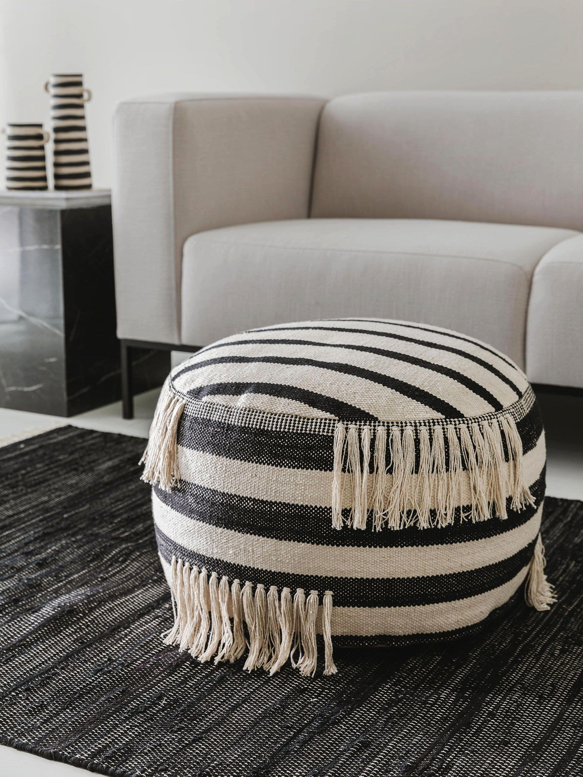 POUF Deja Schwarz/Weiß 55x55x30 cm - Schwarz, Textil (55/30/55cm) - benuta Pop