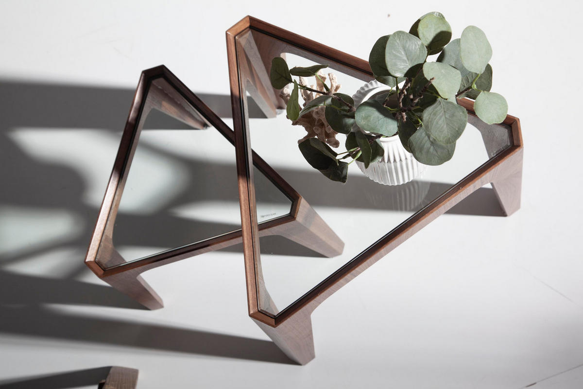 ECKTISCH Dreieckiger aus gehärtetem Glas und Nussbaum 45/39/42 cm - Transparent/Nussbaumfarben, Glas/Holz (39/45/42cm) - ANGEL CERDA