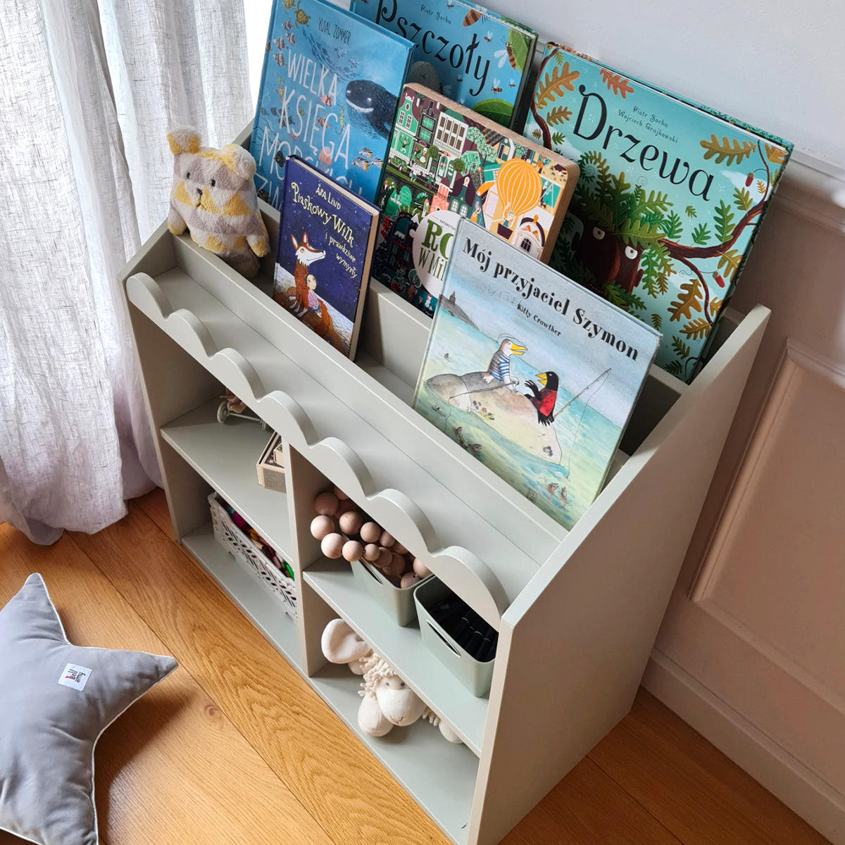 REGÁL NA KNIHY Book Nook Šalviovo zelená - zelená, kompozitné drevo (71/76/33cm) - Petits-meubles