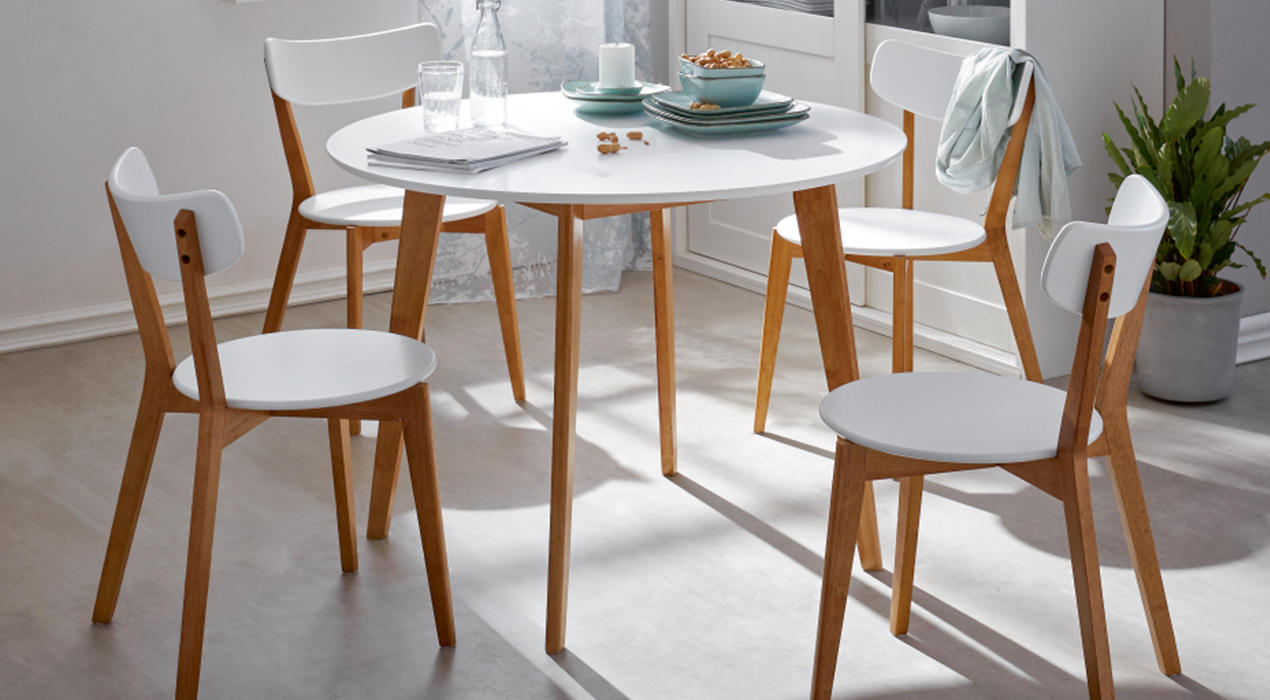Kulatý jídelní stůl bílý na dřevěných nohách se židlemi