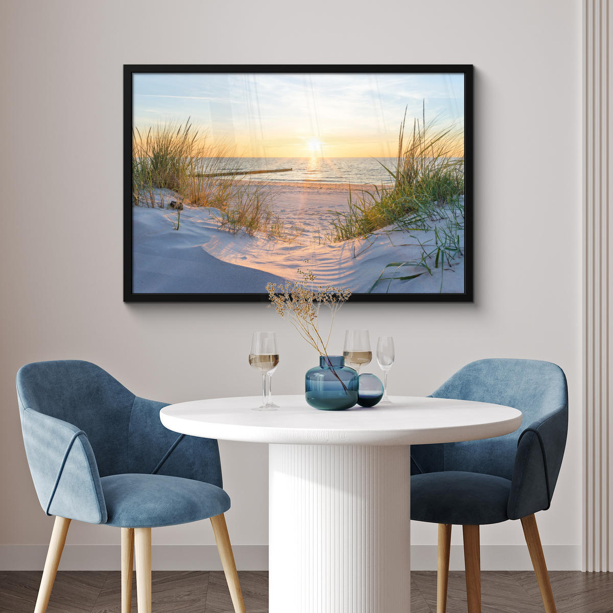 POSTER MIT RAHMENGERAHMTES BILD - Strand - Sonne - Düne - Gras - Sand - Horizont - 90x60 cm - Hellblau, Papier (90/60cm) - MuchoWow