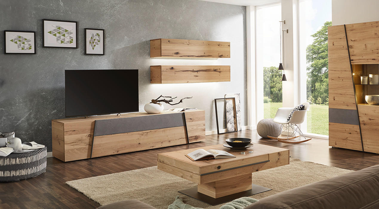 Massivholz Wohnzimmer, Wohnndwand massivholz, Couchtisch massivholz, Sofa in Grau