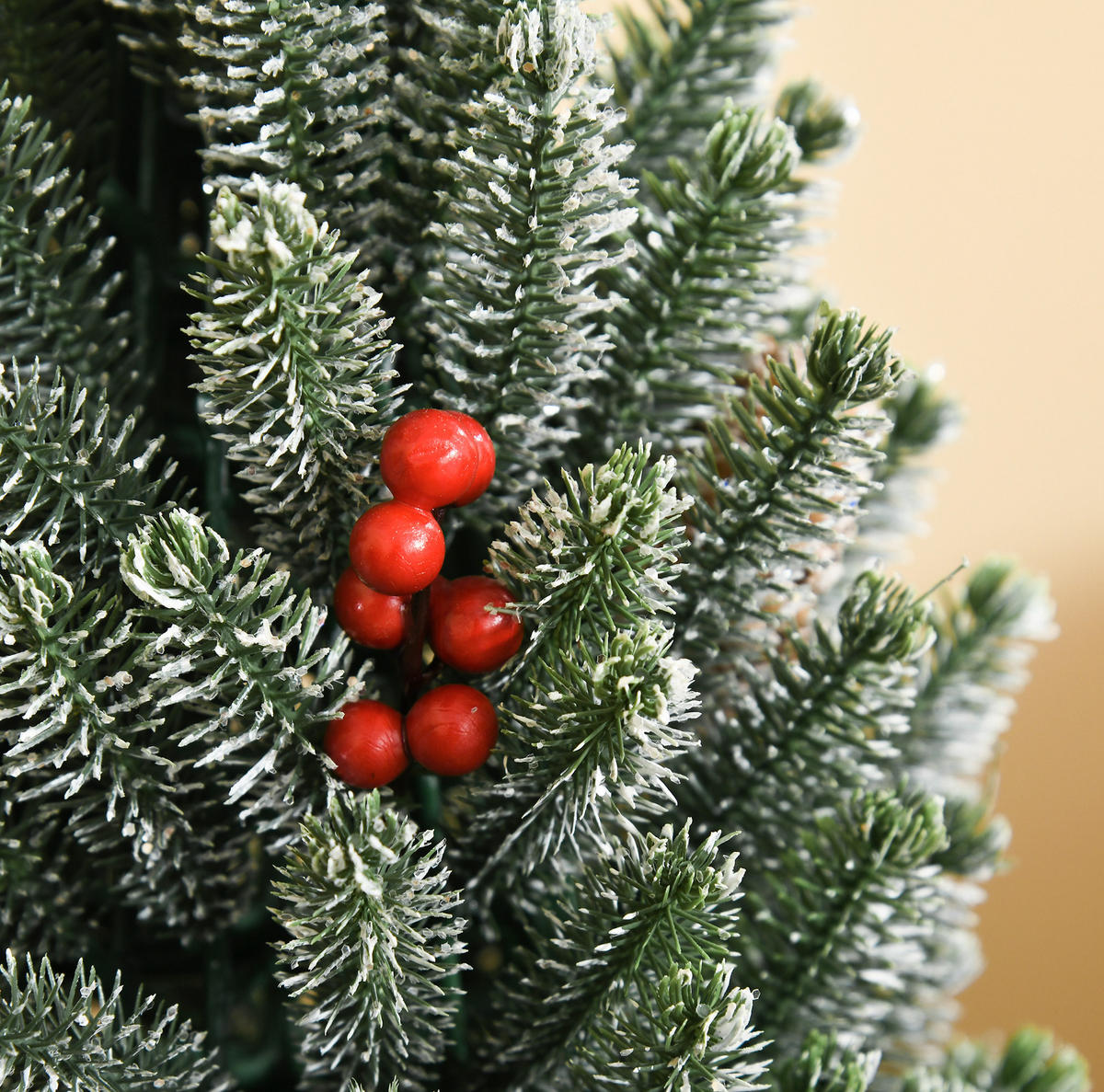 WEIHNACHTSBÄUME 27/27/47 cm grün aus Kunststoff mit Schneeoptik, Beeren und Zapfen - Grün, Kunststoff (47cm) - OKWISH