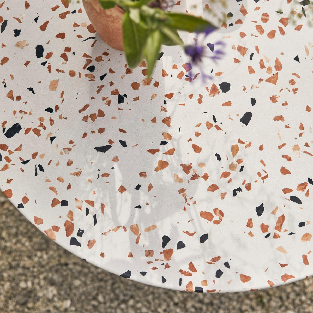 GARTENTISCH Elio Braun aus Premium-Terrazzo - Braun, Stein (90/90/77cm) - Tikamoon