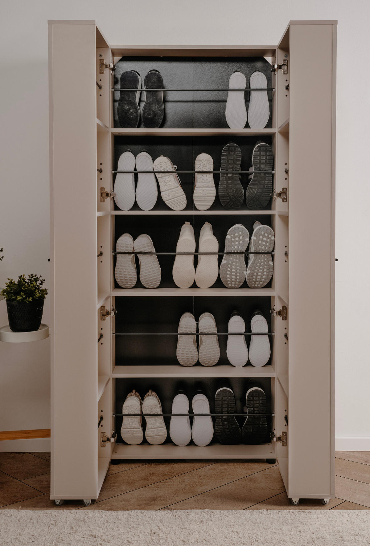 SCHUHSCHRANK Samtfarben 74 cm, Flurschrank aufklappbar für 30 Paar Schuhe - Beige/Schwarz, Holzwerkstoff/Kunststoff (74/181.5/34cm) - Furn.Design