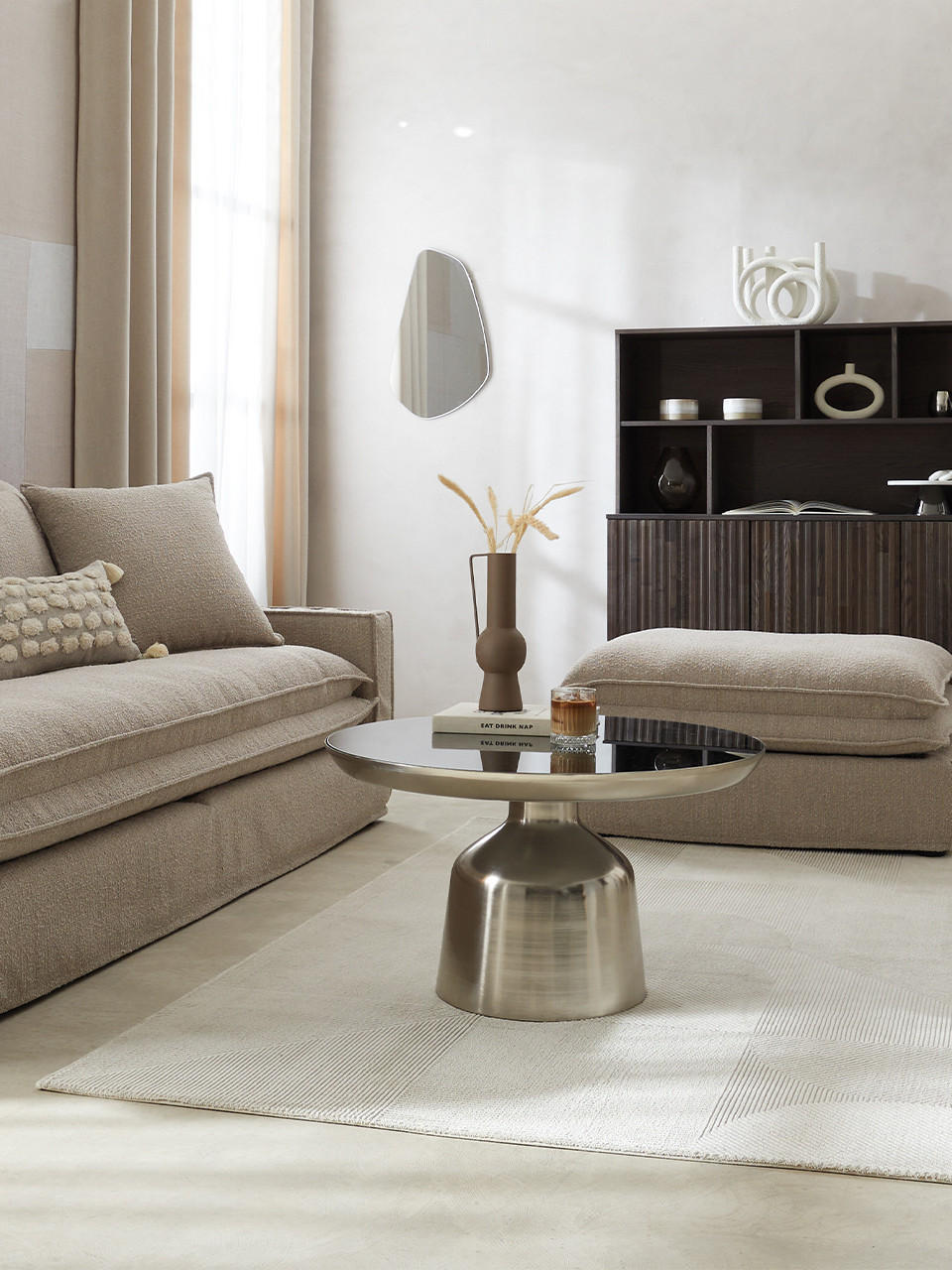 Sofa und Hocker in Beige