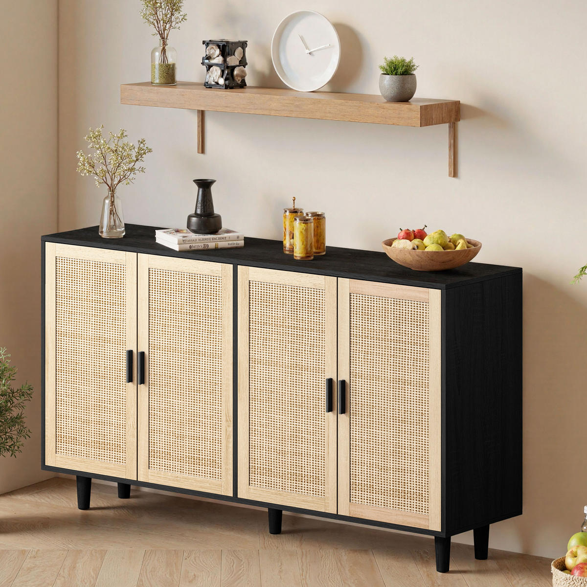 KOMODA dřevěný materiál v černé barvě s ratanovými čely, 4 dvířka - černá, kompozitní dřevo (158/88/40cm) - Urban Meuble