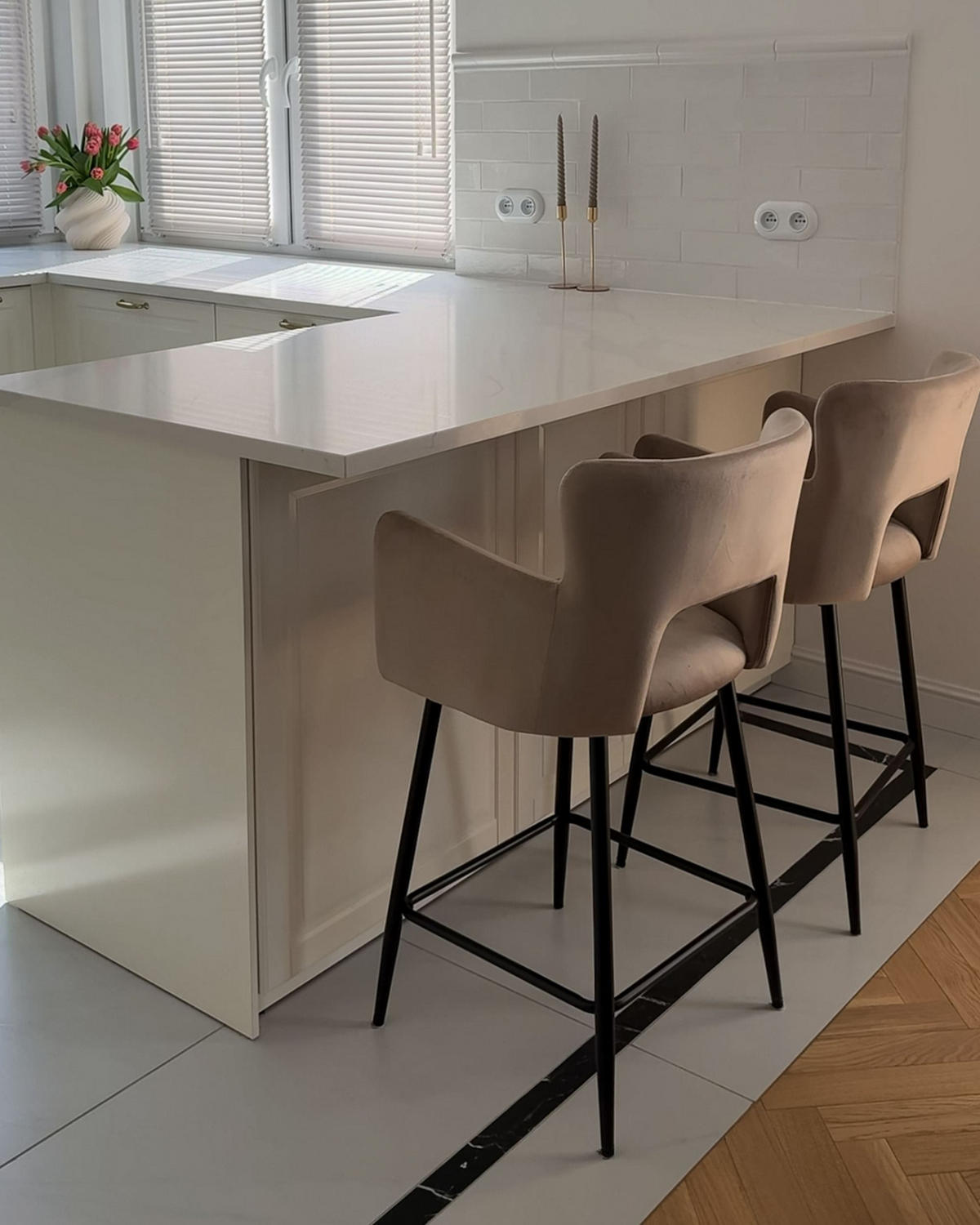 SCAUNE DE BAR set de 2 taupe Sanilac - taupe/negru, material textil (51/91/44cm) - Beliani