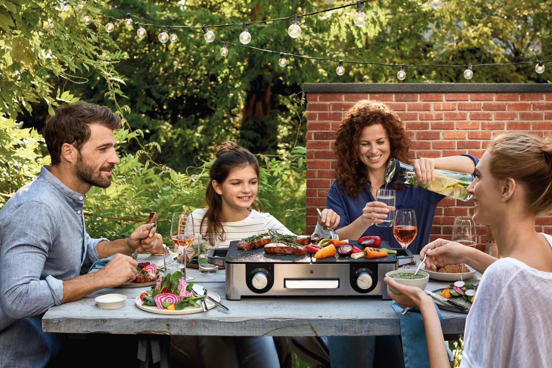 Familie beim Essen draussen