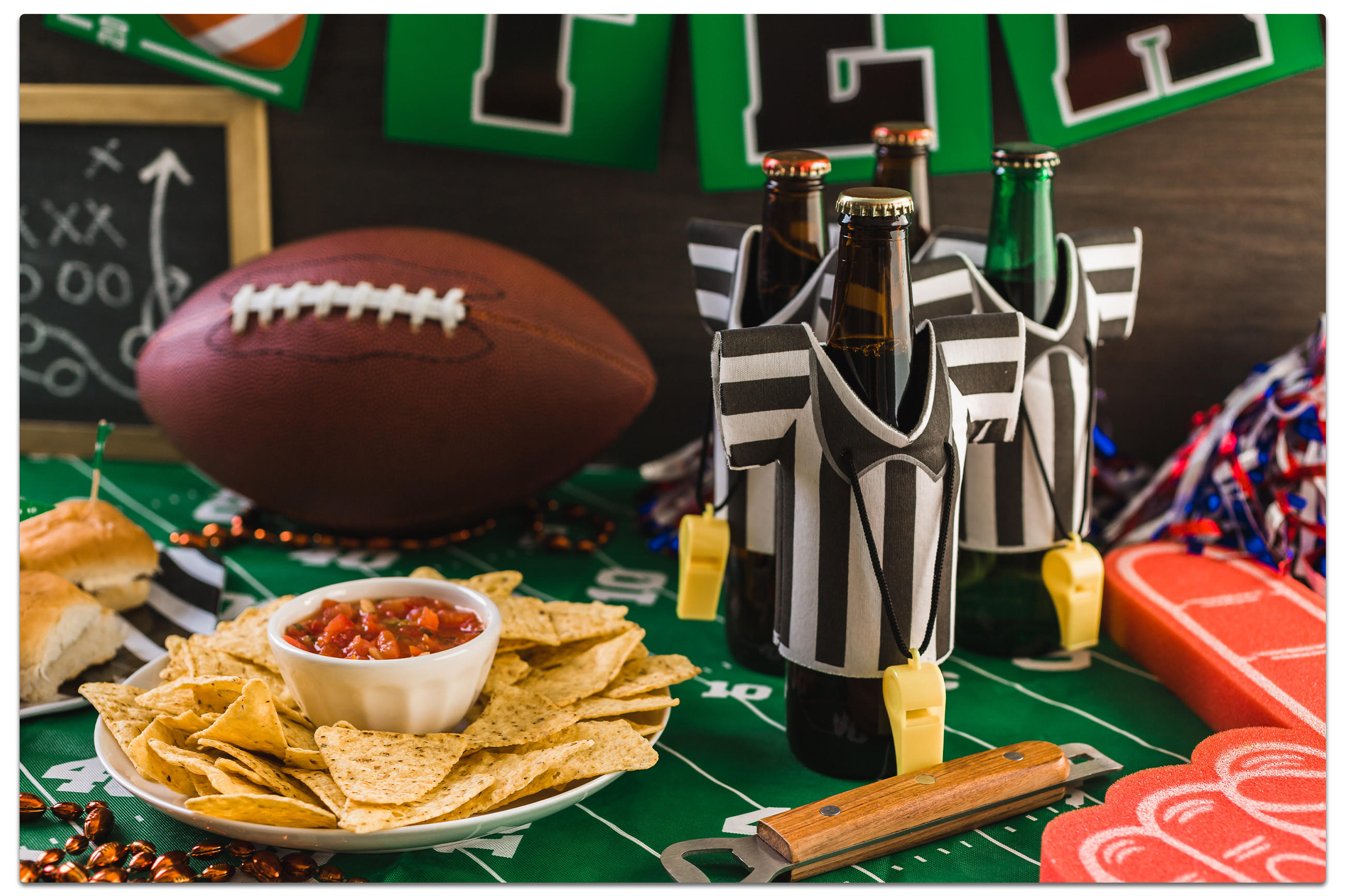 Tisch gedeckt mit einem Football-Trikot, Snacks und Bier für das Super Bowl-Spiel.