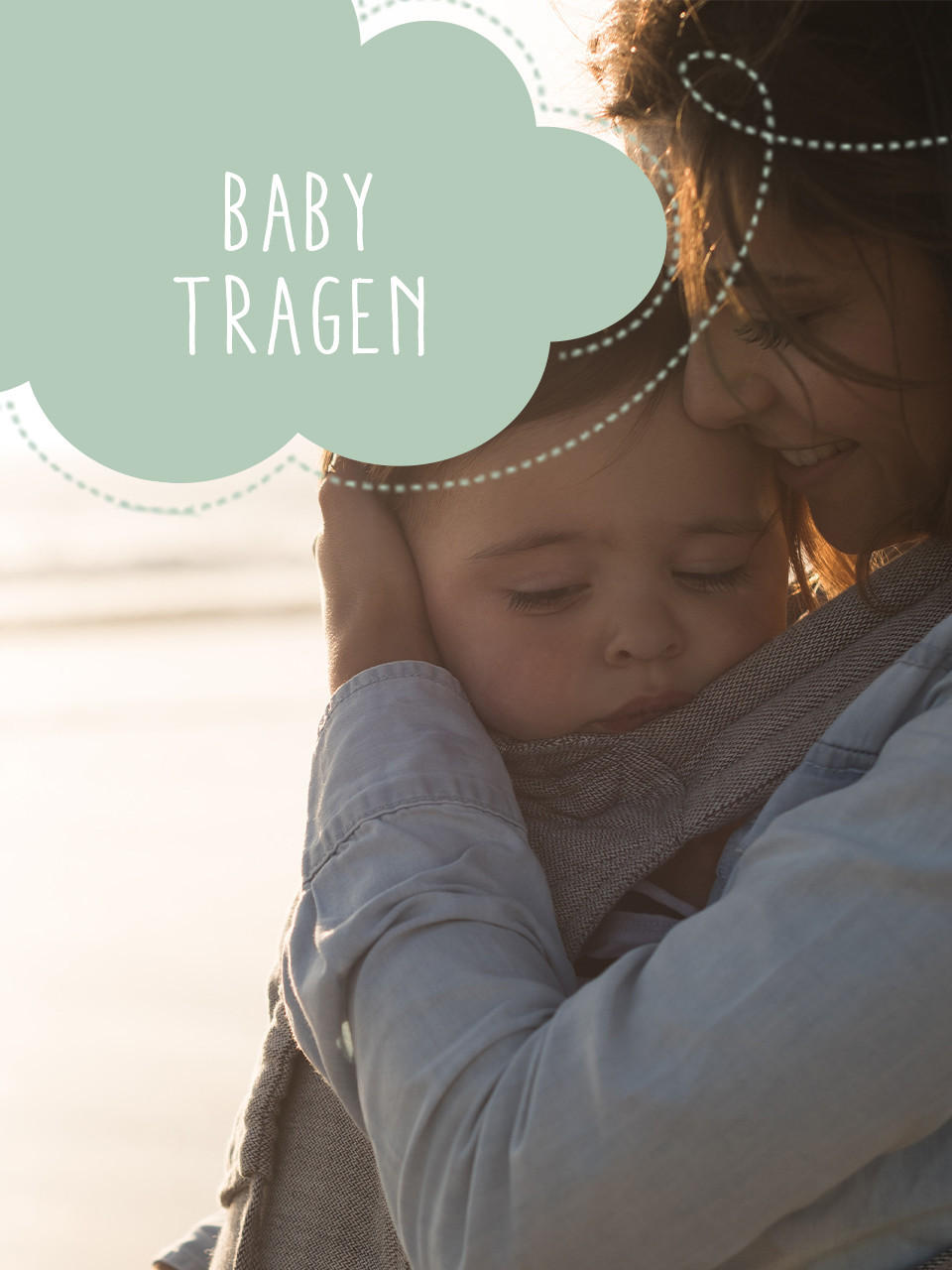 Baby in Trage auf dem Arm von einer Frau